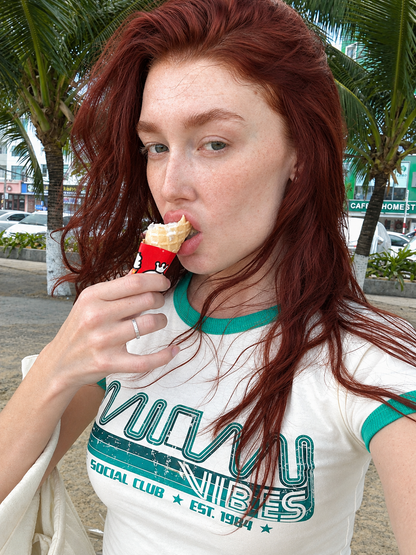 Miami Vibes Fitted Ringer Tee für Damen Off-White